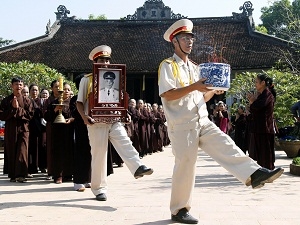 Nhân dân Thái Nguyên lập bàn thờ Đại tướng Võ Nguyên Giáp tại chùa Thịnh Đán.